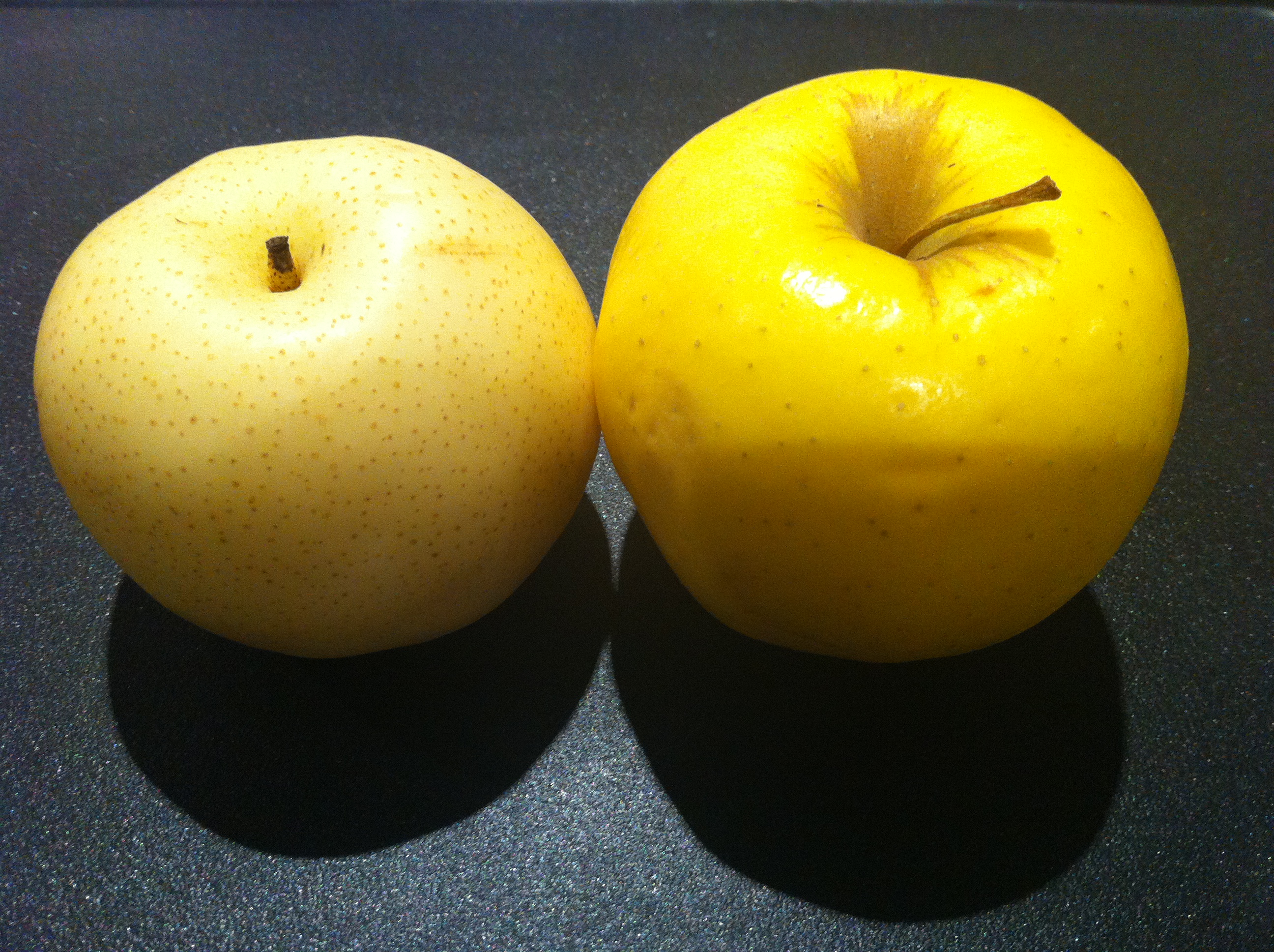Celui du côté gauche est la poire asiatique… Celui du côté droit est la pomme.